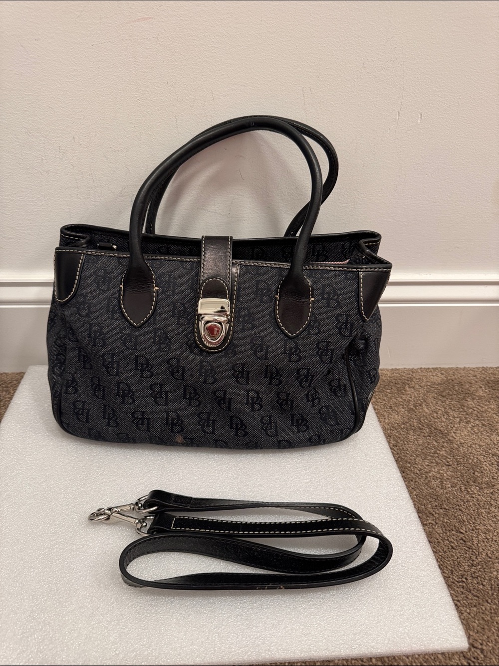 Dooney & Bourke logo crossbody shoulder bag purse